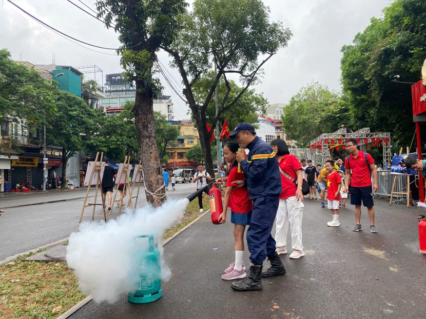 Lực lượng Cảnh sát PCCC và CNCH hướng dẫn hàng nghìn lượt khách trải nghiệm về an toàn cháy, nổ trong những ngày cuối tuần. Đây là biện pháp tuyên truyền trực quan hữu hiệu, qua đó thay đổi ý thức nhận thức về trách nhiệm công dân đối với an toàn PCCC Lực lượng Cảnh sát PCCC và CNCH hướng dẫn hàng nghìn lượt khách trải nghiệm về an toàn cháy, nổ trong những ngày cuối tuần. Đây là biện pháp tuyên truyền trực quan hữu hiệu, qua đó thay đổi ý thức nhận thức về trách nhiệm công dân đối với an toàn PCCC