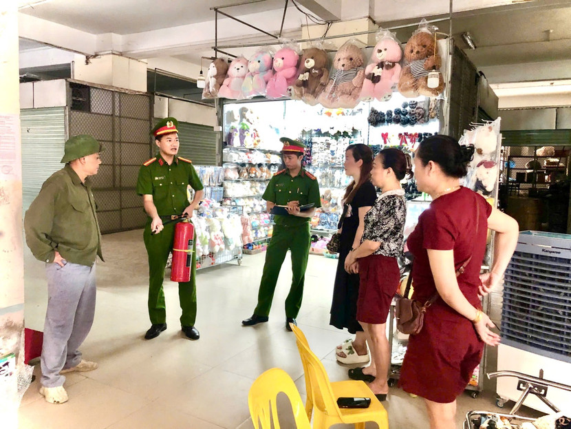 Thiếu tá Đào Xuân Tuệ, cán bộ Đội Chữa cháy và CNCH khu vực số 36 hướng dẫn cách sử dụng phương tiện chữa cháy cho các tiểu thương tại Chợ trung tâm đầu mối nông sản xã Vân Đình, Hà Nội Thiếu tá Đào Xuân Tuệ, cán bộ Đội Chữa cháy và CNCH khu vực số 36 hướng dẫn cách sử dụng phương tiện chữa cháy cho các tiểu thương tại Chợ trung tâm đầu mối nông sản xã Vân Đình, Hà Nội