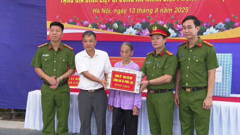 Các đơn vị tặng quà gia đình thân nhân liệt sĩ