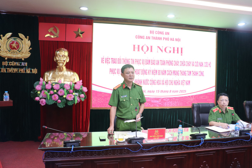 Đại tá Phạm Hồng Dương, Phó Cục trưởng Cục Cảnh sát PCCC và CNCH phát biểu tại hội nghị