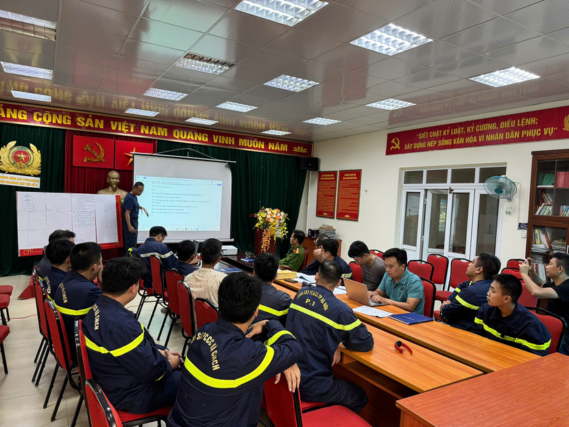 Ban chỉ huy Đội và toàn thể CBCS tham gia bồi dưỡng nghiệp vụ Ban chỉ huy Đội và toàn thể CBCS tham gia bồi dưỡng nghiệp vụ