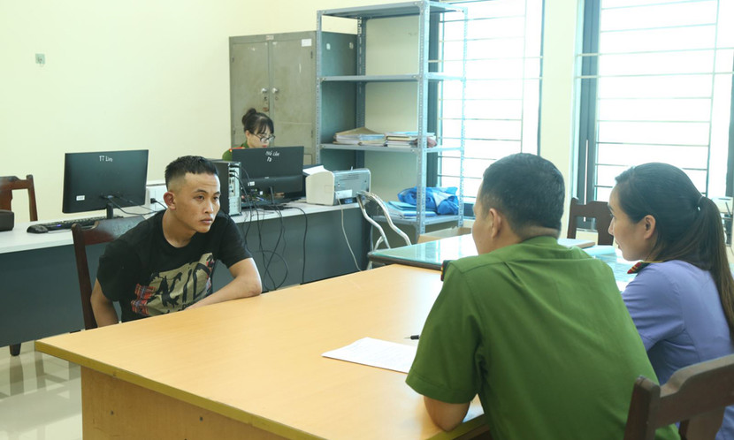 Đối tượng Nguyễn Quang Huy tại cơ quan công an