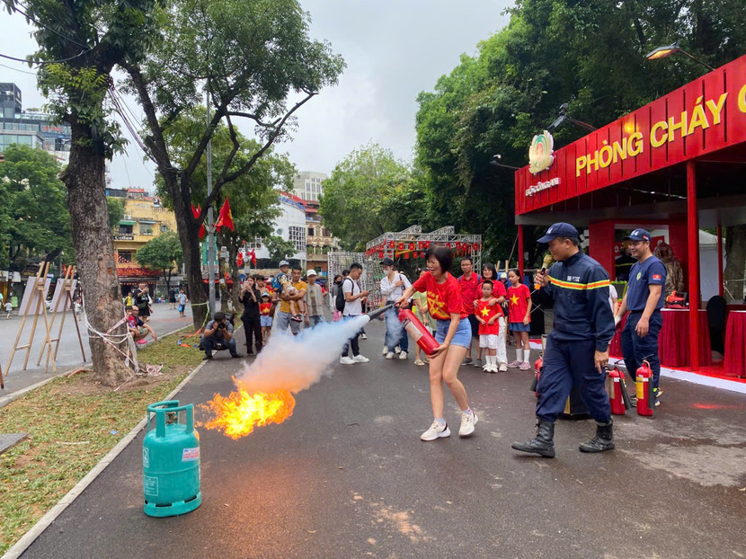 Lực lượng Cảnh sát PCCC và CNCH hướng dẫn du khách thực hành, sử dụng phương tiện chữa cháy xách tay an toàn, hiệu quả Lực lượng Cảnh sát PCCC và CNCH hướng dẫn du khách thực hành, sử dụng phương tiện chữa cháy xách tay an toàn, hiệu quả