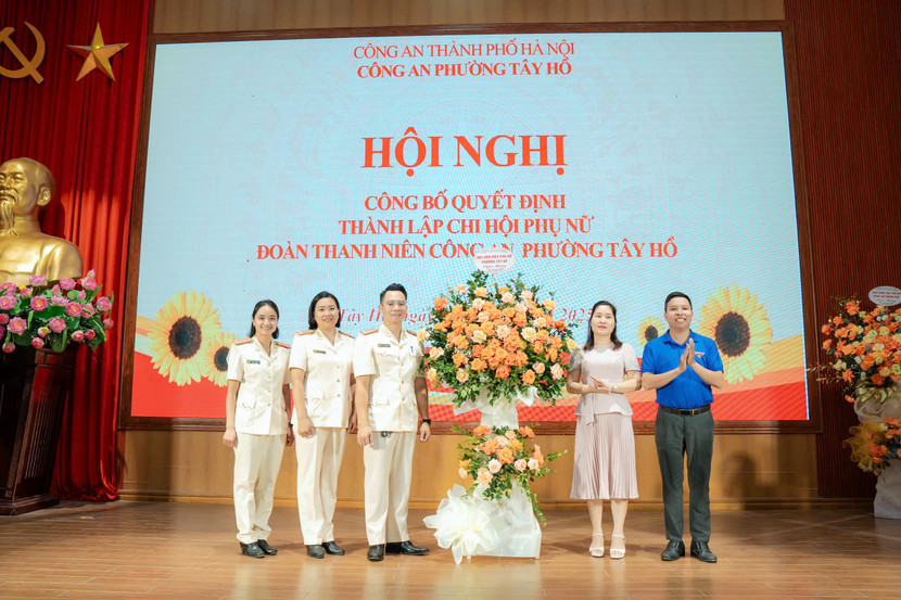 Đồng chí Đỗ Thị Hồng Lan – Chủ tịch Hội liên hiệp Phụ nữ phường Tây Hồ chúc mừng Chi hội phụ nữ Công an phường