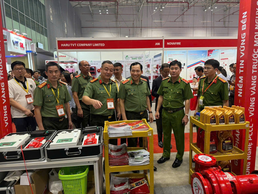 Thượng tướng Lê Văn Tuyến, Thứ trưởng Bộ Công an cùng lãnh đạo Cục Cảnh sát PCCC và CNCH thăm gian trưng bày sản phẩm của Công ty TNHH MTV Tháng 8 tại triển lãm