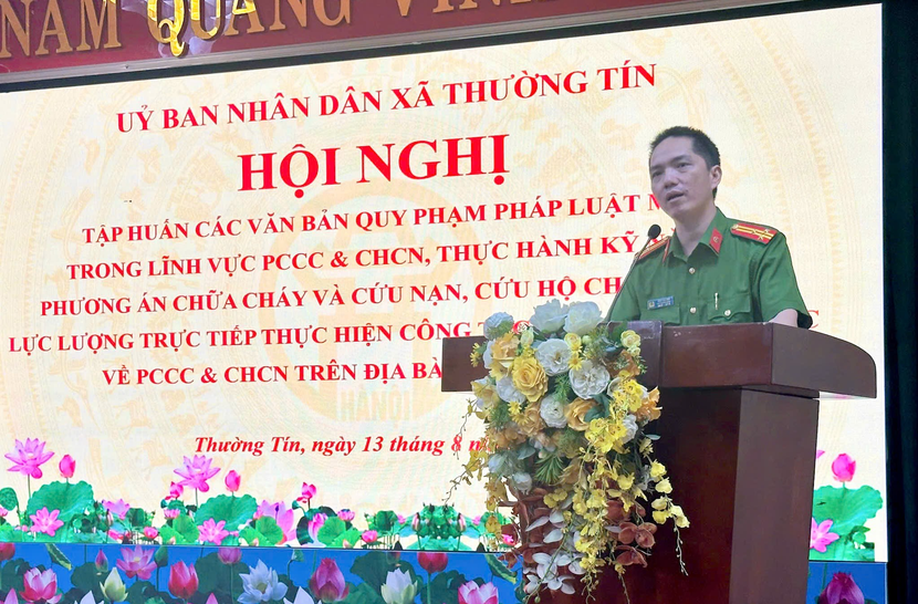 Thượng tá Ngô Văn Anh - Phó trưởng Phòng Cảnh sát PCCC và CNCH, CATP Hà Nội phát biểu tại Hội nghị tập huấn