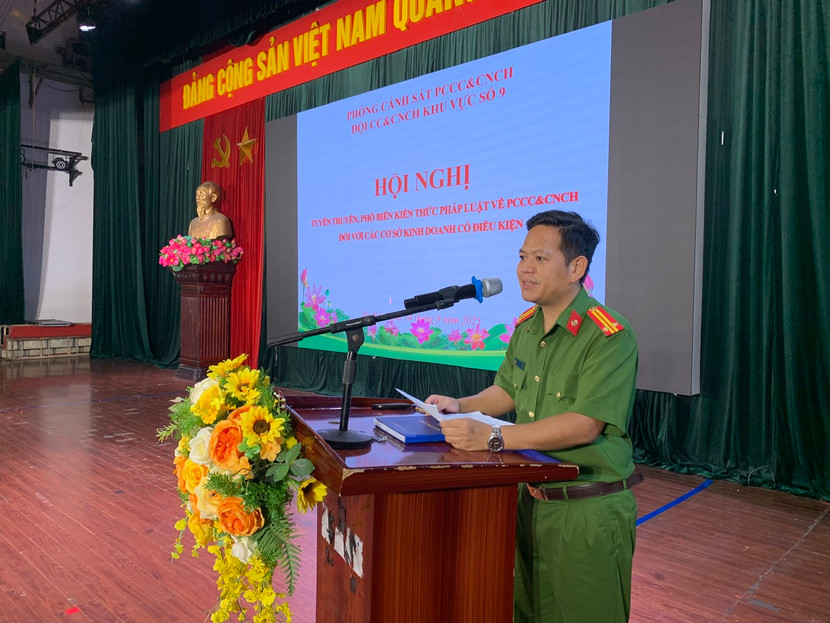 Trung tá Trần Khắc Tuân, chỉ huy Đội chữa cháy và CNCH khu vực số 9 phát biểu tại hội nghị Trung tá Trần Khắc Tuân, chỉ huy Đội chữa cháy và CNCH khu vực số 9 phát biểu tại hội nghị