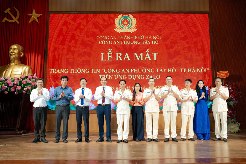 Các đồng chí lãnh đạo phường Tây Hồ dự Lễ ra mắt trang tin &quot;Công an phường Tây Hồ - TP Hà Nội&quot; trên ứng dụng zalo