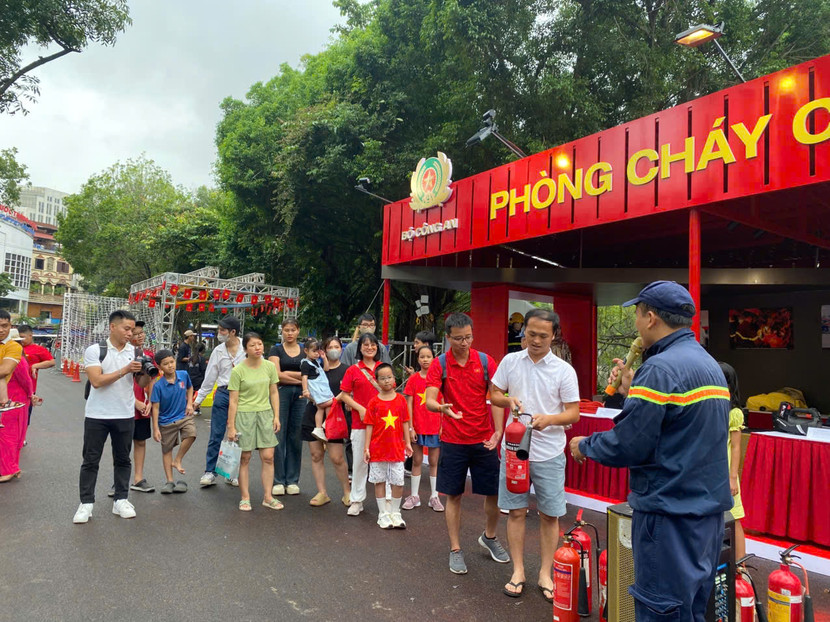 Qua các buổi tuyên truyền, toàn thể quần chúng, nhân dân đã lĩnh hội được nhiều kiến thức bổ ích trong lĩnh vực PCCC, kịp thời nắm bắt những quy định của pháp luật về PCCC, đồng thời nhận thức được rõ trách nhiệm của chủ hộ gia đình, chủ cơ sở trong việc đảm bảo an toàn PCCC là hết sức quan trọng cho bản thân và cộng đồng xã hội Qua các buổi tuyên truyền, toàn thể quần chúng, nhân dân đã lĩnh hội được nhiều kiến thức bổ ích trong lĩnh vực PCCC, kịp thời nắm bắt những quy định của pháp luật về PCCC, đồng thời nhận thức được rõ trách nhiệm của chủ hộ gia đình, chủ cơ sở trong việc đảm bảo an toàn PCCC là hết sức quan trọng cho bản thân và cộng đồng xã hội