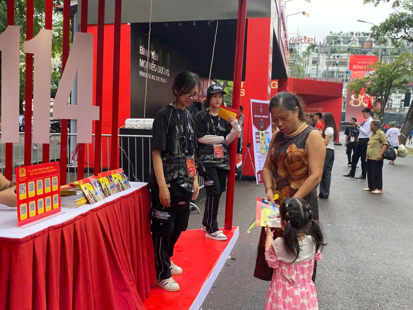 Tuyên truyền, phát tờ với nội dung phong phú,ngắn gọn, dễ hiểu về biện pháp bảo vệ và phòng ngừa hỏa hoạn cho gia đình, cơ sở, cơ quan, doanh nghiệp được Phòng Cảnh sát PCCC và CNCH biên soạn, phát hành Tuyên truyền, phát tờ với nội dung phong phú,ngắn gọn, dễ hiểu về biện pháp bảo vệ và phòng ngừa hỏa hoạn cho gia đình, cơ sở, cơ quan, doanh nghiệp được Phòng Cảnh sát PCCC và CNCH biên soạn, phát hành