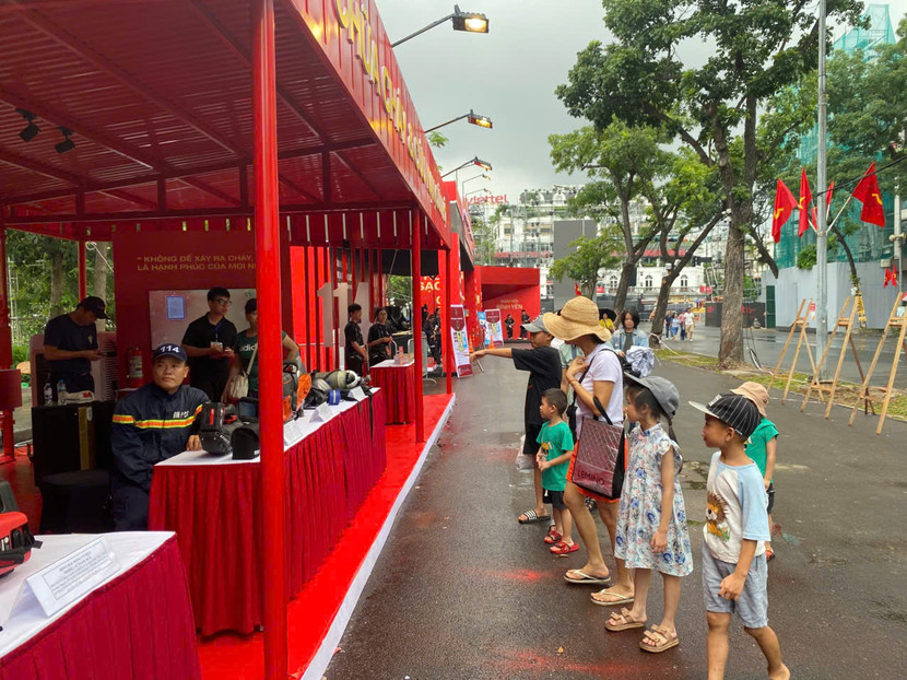 Thời gian qua, không gian bờ Hồ Hoàn Kiếm trở thành "điểm hẹn" giữa những người lính cứu hỏa với nhân dân. Sự hiện diện của lực lượng Cảnh sát PCCC và CNCH - Công an Hà Nội với mục đích tuyên truyền để người dân biết, phòng ngừa để an toàn hơn cho gia đình và người thân Thời gian qua, không gian bờ Hồ Hoàn Kiếm trở thành "điểm hẹn" giữa những người lính cứu hỏa với nhân dân. Sự hiện diện của lực lượng Cảnh sát PCCC và CNCH - Công an Hà Nội với mục đích tuyên truyền để người dân biết, phòng ngừa để an toàn hơn cho gia đình và người thân