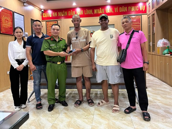 Công an phường Tây Hồ trao trả tài sản cho du khách nước ngoài