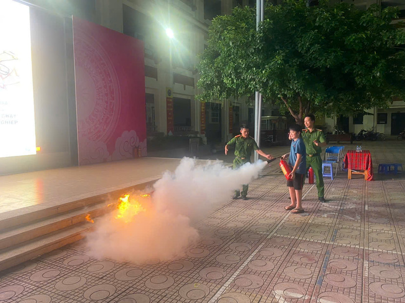 Cảnh sát PCCC và CNCH hướng dẫn kỹ năng xử lý hỏa hoạn cho người dân