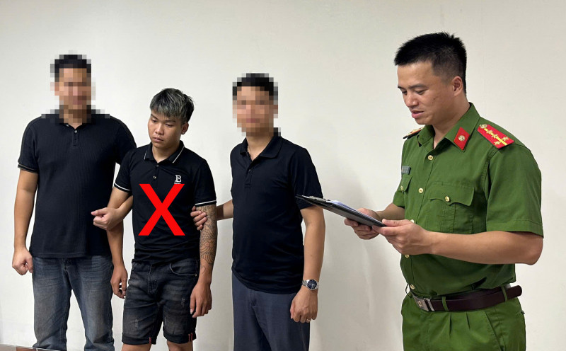 Bàn Văn Hợp (dấu X) tại cơ quan công an Bàn Văn Hợp (dấu X) tại cơ quan công an