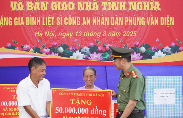 Đại tá Nguyễn Ngọc Quyền, Phó Giám đốc CATP tặng quà con gái liệt sĩ Công an nhân dân Phùng Văn Diện