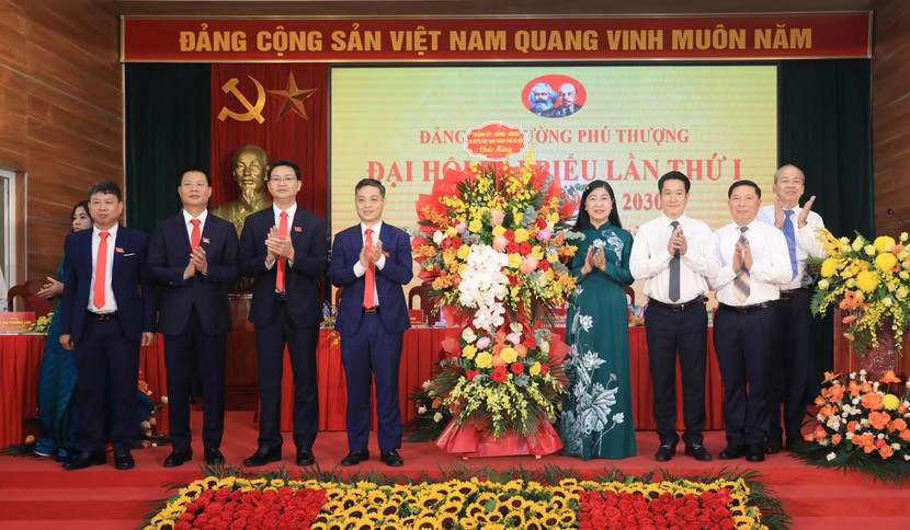 Lãnh đạo thành phố Hà Nội tặng hoa chúc mừng Đại hội