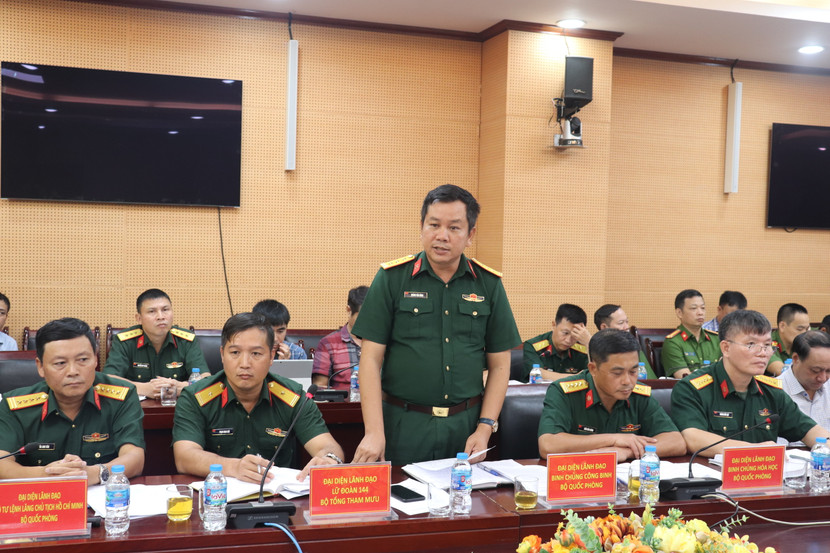 Đại diện lãnh đạo Binh Chủng công binh trao đổi thông tin