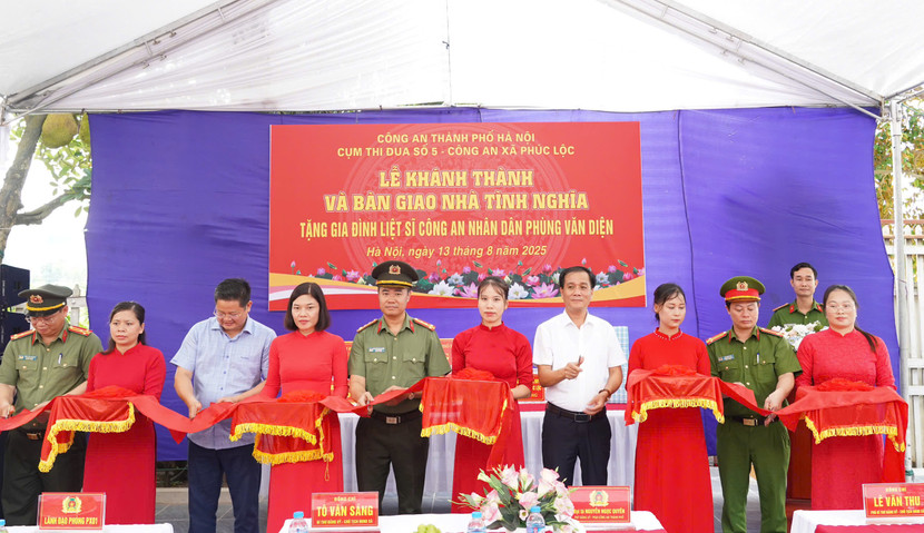 Đại tá Nguyễn Ngọc Quyền và chính quyền địa phương cắt băng khánh thành nhà tình nghĩa