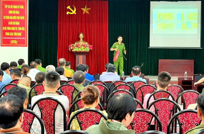 Giảng viên Trường Đại học PCCC hướng dẫn kỹ năng sử dụng bình chữa cháy