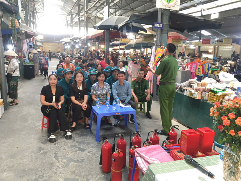 Cảnh sát phòng cháy tuyên truyền biện pháp phòng ngừa hỏa hoạn cho tiểu thương