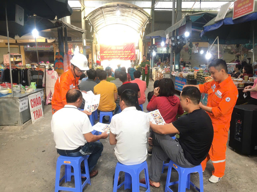 Cảnh sát phòng cháy và nhân viên điện lực tuyên truyền, phát tờ rơi hướng dẫn sử dụng điện an toàn