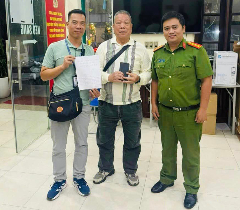 CAP Yên Phụ trao trả tài sản bị đánh rơi cho ông Lý Minh Thắng
