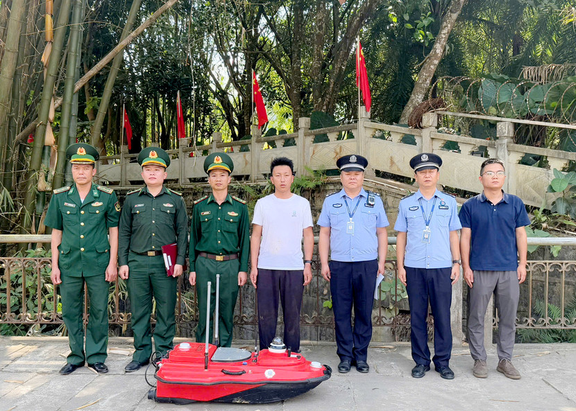 Đồn Biên phòng CKQT Thanh Thủy bàn giao người cho lực lượng chức năng Trung Quốc Đồn Biên phòng CKQT Thanh Thủy bàn giao người cho lực lượng chức năng Trung Quốc