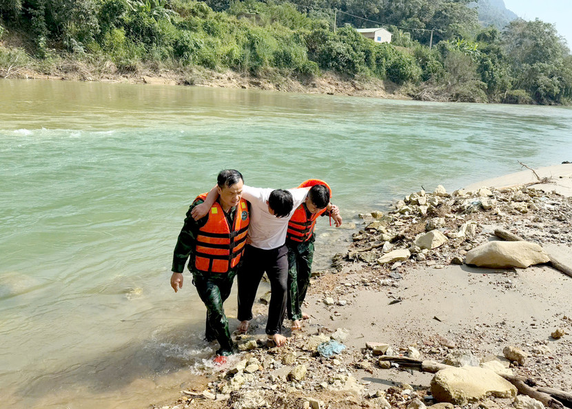 Cán bộ Đồn Biên phòng ứng cứu, đưa nạn nhân vào bờ an toàn Cán bộ Đồn Biên phòng ứng cứu, đưa nạn nhân vào bờ an toàn