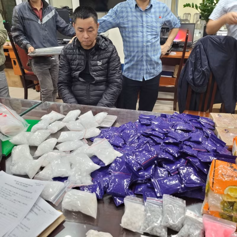 Đối tượng liên quan và tang vật vụ án thời điểm bị bắt Đối tượng liên quan và tang vật vụ án thời điểm bị bắt