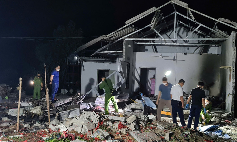 Cơ quan công an khám nghiệm ngôi nhà bị sập sau vụ nổ