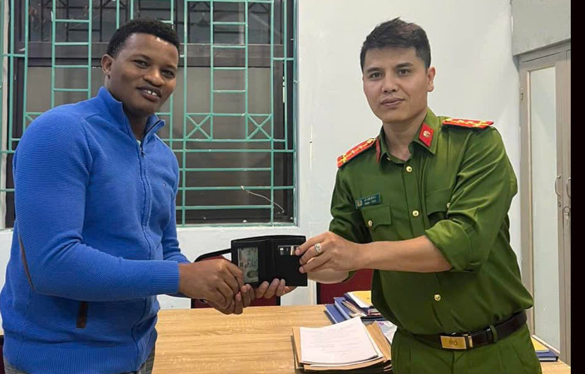 CAP Quảng An trao trả tài sản cho anh Stephen Muni Maina