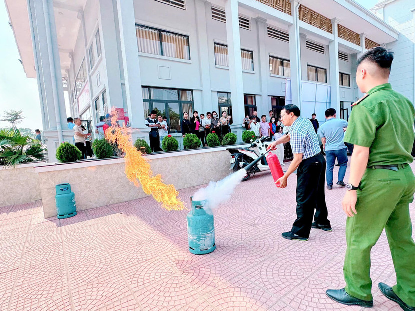 Hướng dẫn học viên sử dụng phương tiện phòng cháy, chữa cháy Hướng dẫn học viên sử dụng phương tiện phòng cháy, chữa cháy