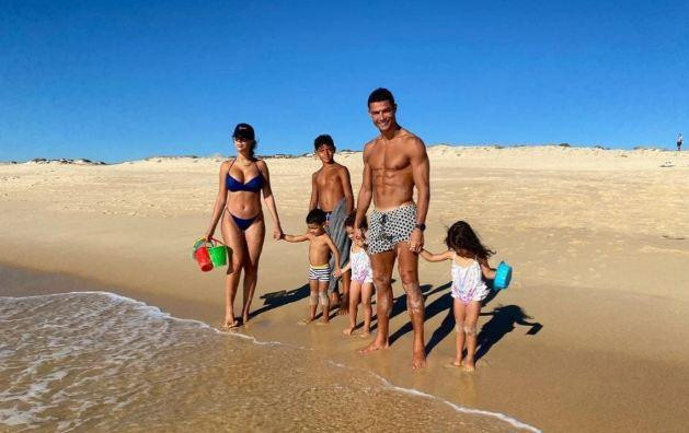 Ronaldo thường xuyên đưa gia đình đi biển mỗi dịp được nghỉ ngơi