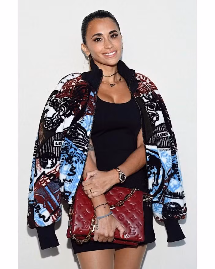 Roccuzzo thu hút nhiều sự chú ý khi xuất hiện tại Tuần lễ thời trang Paris