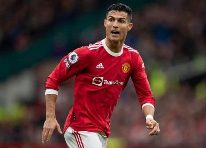 Cavani mài đũng quần trên băng ghế dự bị từ lúc Ronaldo trở lại Old Trafford