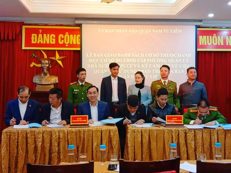 Đồng chí Nguyễn Quốc Nam, Phó Chủ tịch UBND quận Nam Từ Liêm và Đại tá Tô Mạnh Thắng, Phó trưởng CAQ chứng kiến Lễ bàn giao danh sách thuộc danh mục cơ sở do UBND phường quản lý