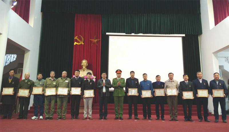 Đại tá Nguyễn Thế Hùng, Trưởng CAH Thanh Trì trao khen thưởng cho các tập thể, cá nhân có thành tích xuất sắc trong năm 2020 Đại tá Nguyễn Thế Hùng, Trưởng CAH Thanh Trì trao khen thưởng cho các tập thể, cá nhân có thành tích xuất sắc trong năm 2020