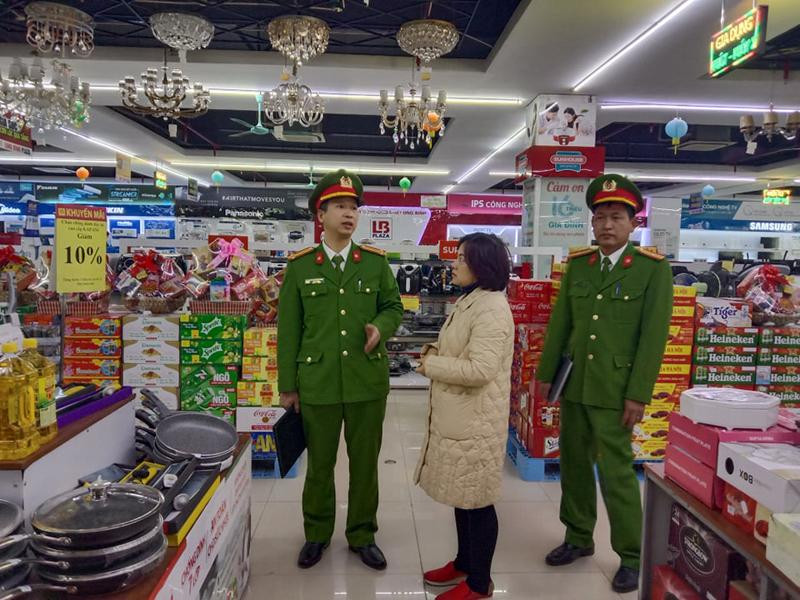 Lực lượng Cảnh sát PCCC và CNCH- CAH Thường Tín kiểm tra, tuyên truyền an toàn PCCC cho siêu thị Long Bình trong mùa hanh khô và dịp Tết Nguyên đán Tân Sửu 2021