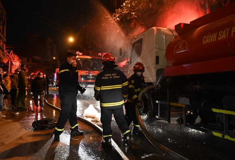 Lực lượng Cảnh sát PCCC và CNCH chữa cháy tại chợ vải Ninh Hiệp, huyện Gia Lâm