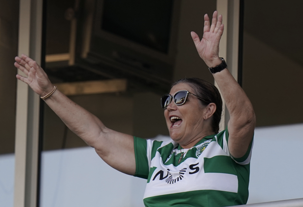 Bà Aveiro là một trong những CĐV trung thành của Sporting Lisbon Bà Aveiro là một trong những CĐV trung thành của Sporting Lisbon