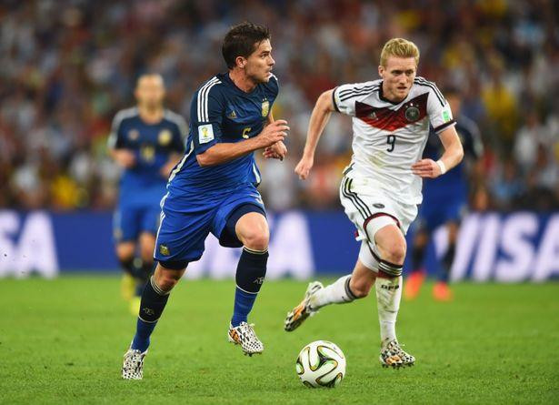 Gago (trái) từng khoác áo Real Madrid và chơi cho đội tuyển Argentina tại World Cup Gago (trái) từng khoác áo Real Madrid và chơi cho đội tuyển Argentina tại World Cup