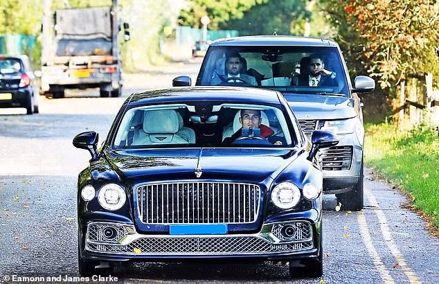 2 vệ sỹ luôn theo sát Ronaldo kể từ lúc trở lại M.U