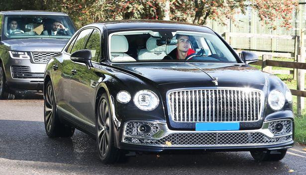Ronaldo lái chiếc Bentley tới khu tập luyện Carrington