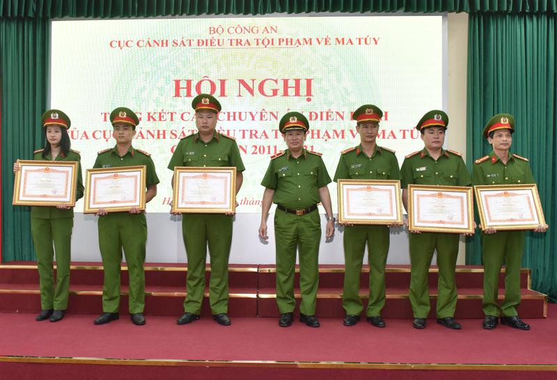 Thừa ủy quyền của cấp trên, Thiếu tướng Nguyễn Văn Viện trao Bằng khen của Thủ tướng Chính phủ cho cá nhân, tập thể có thành tích xuất sắc trong công tác đấu tranh với tội phạm ma túy