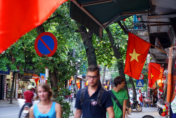 Hàng nghìn người xếp hàng vào Lăng viếng Bác trong ngày Quốc khánh 2-9 ảnh 8