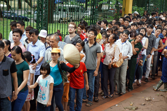 Hàng nghìn người xếp hàng vào Lăng viếng Bác trong ngày Quốc khánh 2-9 ảnh 4