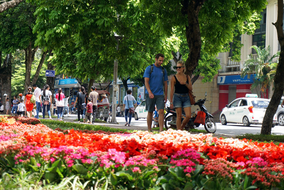 Hàng nghìn người xếp hàng vào Lăng viếng Bác trong ngày Quốc khánh 2-9 ảnh 10