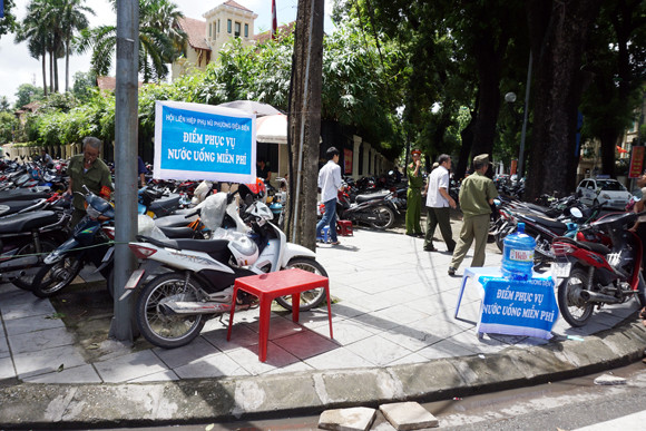 Hàng nghìn người xếp hàng vào Lăng viếng Bác trong ngày Quốc khánh 2-9 ảnh 5