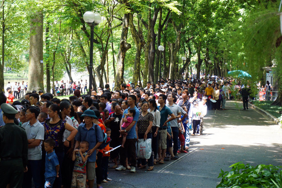 Hàng nghìn người xếp hàng vào Lăng viếng Bác trong ngày Quốc khánh 2-9 ảnh 3