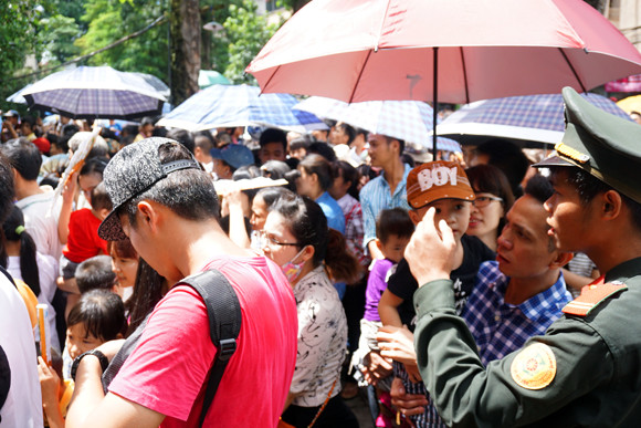 Hàng nghìn người xếp hàng vào Lăng viếng Bác trong ngày Quốc khánh 2-9 ảnh 2